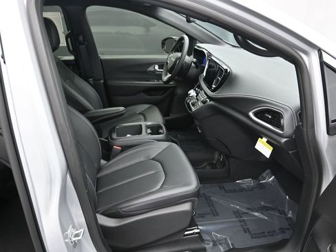 New 2026 Chrysler Pacifica Select image 24