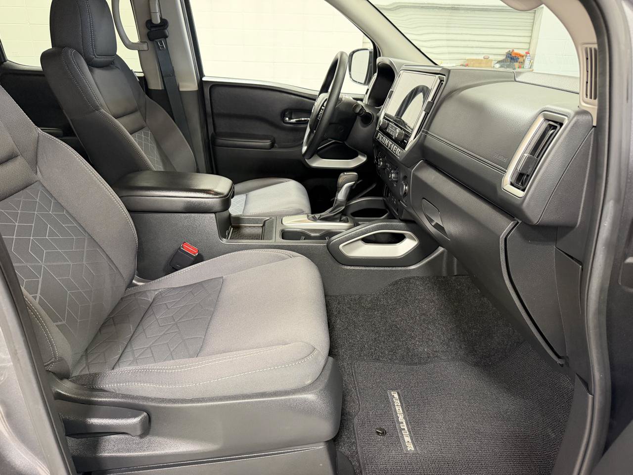 Used 2025 Nissan Frontier SV AWD/4WD image 15