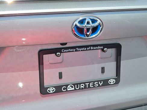 Used 2022 Toyota RAV4 XLE w/ Convenience Package AWD/4WD image 4