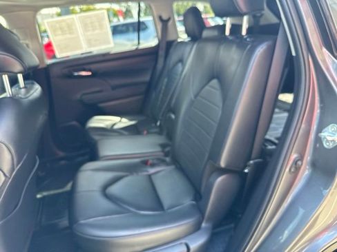 Certified 2024 Toyota Highlander XLE FWD image 34