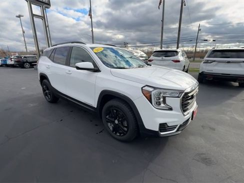 Used 2022 GMC Terrain SLE w/ Driver Convenience Package image 2