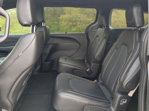 New 2026 Chrysler Pacifica Select image 12