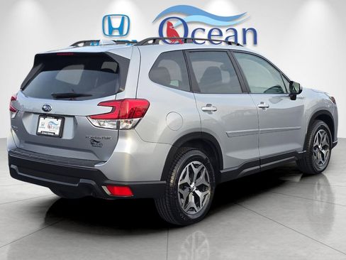 Used 2022 Subaru Forester Premium image 3