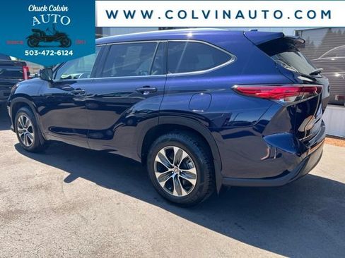 Used 2021 Toyota Highlander XLE AWD/4WD image 9