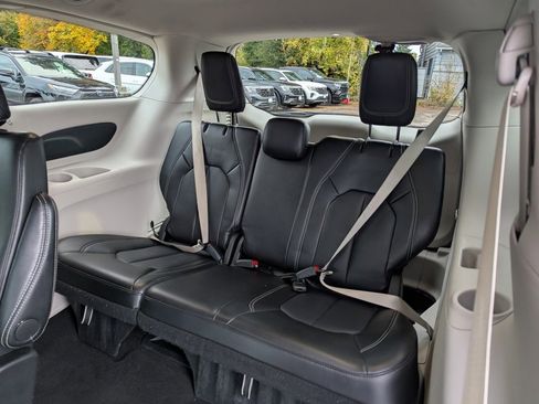 Used 2024 Chrysler Pacifica Touring-L image 30