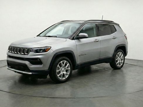 Used 2025 Jeep Compass Limited image 3