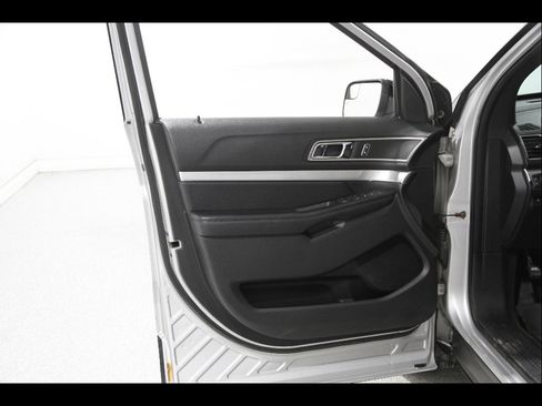 Used 2017 Ford Explorer XLT w/ Equipment Group 201A AWD/4WD image 5