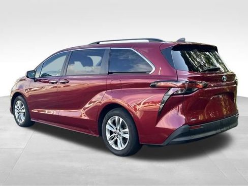 Used 2022 Toyota Sienna XLE w/ XLE Plus Package AWD/4WD image 3