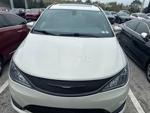 Used 2020 Chrysler Pacifica Limited w/ S Appearance Package FWD image 10
