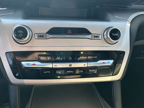 Used 2022 Ford Explorer XLT w/ Equipment Group 202A image 25