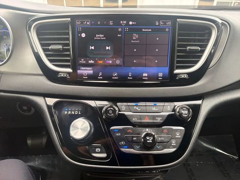 Used 2025 Chrysler Pacifica Select FWD image 12