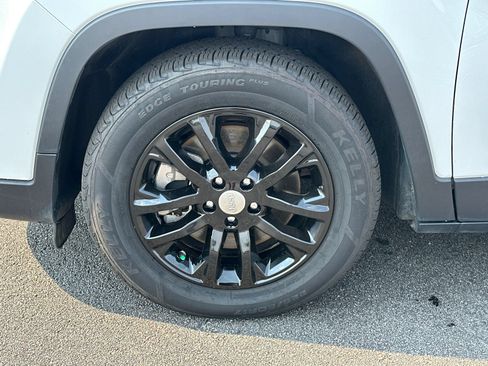Used 2021 Jeep Cherokee Latitude Plus w/ Mopar Interior Package FWD image 13