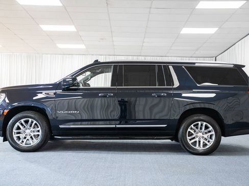 Used 2023 GMC Yukon XL SLT w/ SLT Premium Package image 5