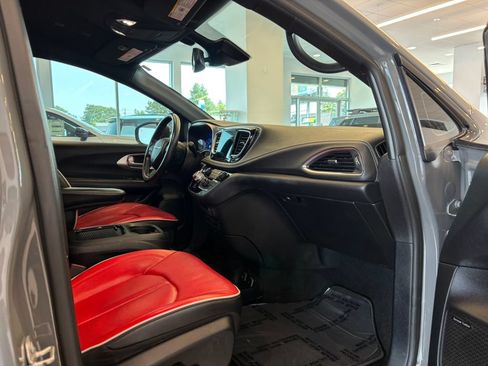 Used 2020 Chrysler Pacifica Limited w/ Quick Oder Package 2EV RED-S FWD image 23