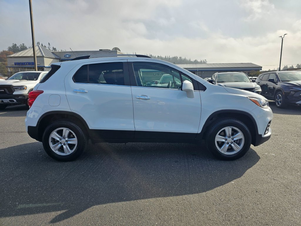 Used 2020 Chevrolet Trax LT w/ LT Convenience Package AWD/4WD image 2