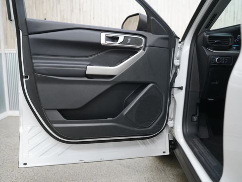 Used 2021 Ford Explorer XLT image 28