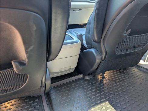 Used 2018 Chrysler Pacifica Limited image 31