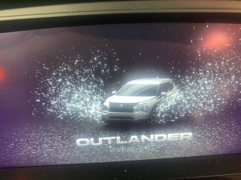 Used 2024 Mitsubishi Outlander AWD image 16