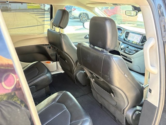 Used 2023 Chrysler Pacifica Touring-L FWD image 40