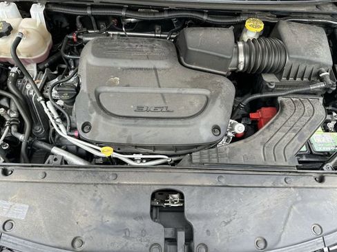 Used 2023 Chrysler Pacifica Touring-L FWD image 19