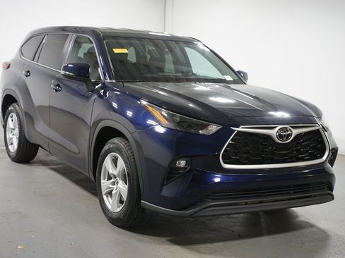Used 2023 Toyota Highlander LE FWD image 3