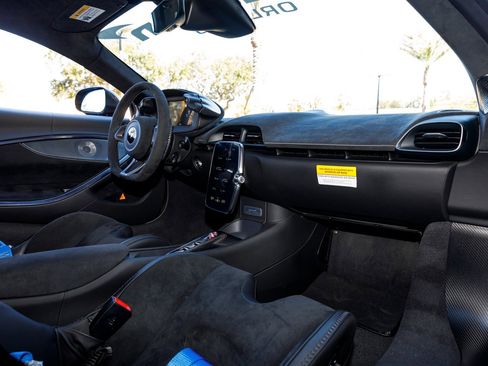 Used 2023 McLaren Artura RWD image 43