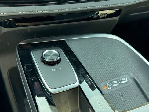 Certified 2025 Buick Enclave Preferred FWD image 18