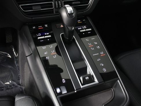 Certified 2026 Porsche Macan AWD/4WD image 18