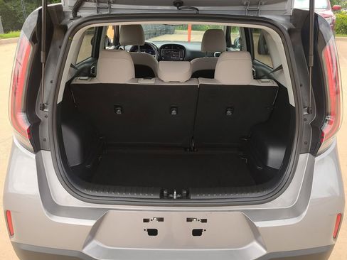 Used 2025 Kia Soul LX w/ LX Technology Package FWD image 7