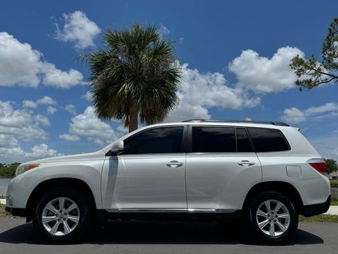 Used 2012 Toyota Highlander FWD w/ Tech Pkg image 4