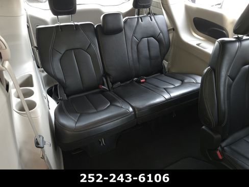Used 2024 Chrysler Pacifica Touring-L FWD image 36