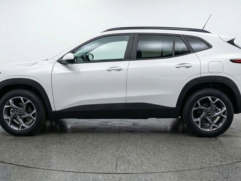 Used 2025 Chevrolet Trax LT image 3