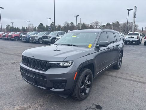 Used 2025 Jeep Grand Cherokee L Altitude image 2