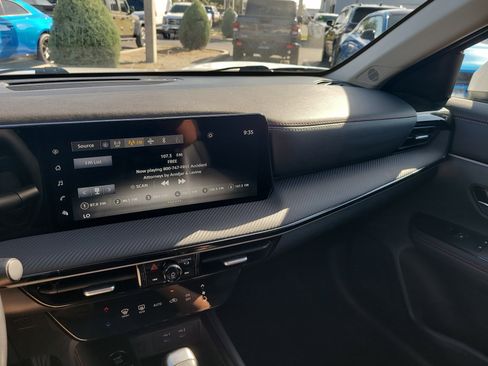 Used 2025 Nissan Kicks SR FWD image 18