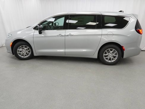 New 2026 Chrysler Pacifica Select image 14