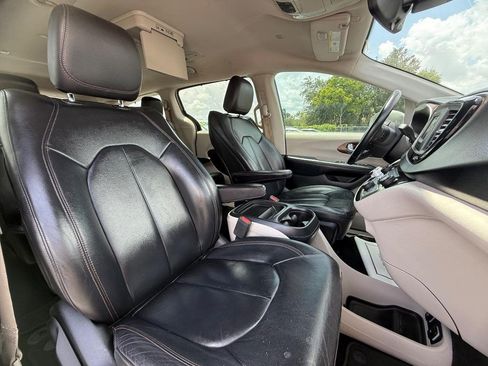 Used 2017 Chrysler Pacifica Touring-L FWD image 27