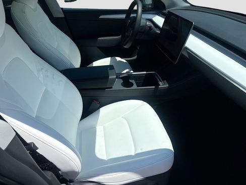 Used 2025 Tesla Model Y Long Range RWD image 28