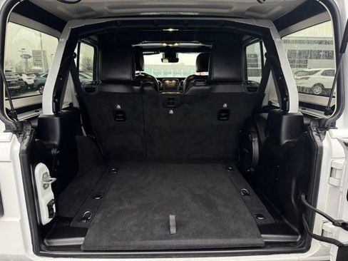 Used 2019 Jeep Wrangler Unlimited Sahara image 9