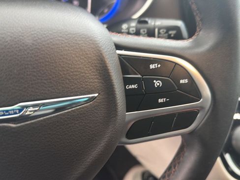 Used 2017 Chrysler Pacifica Touring-L FWD image 17