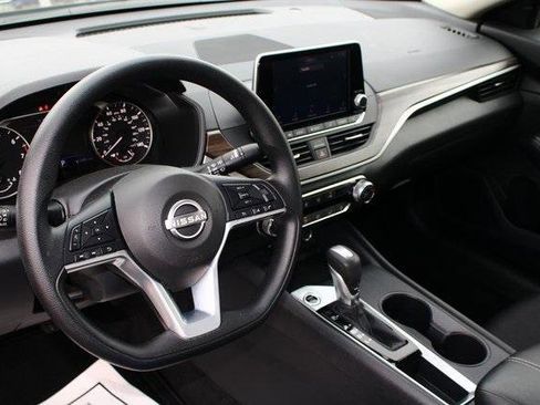 Used 2025 Nissan Altima 2.5 SV image 3