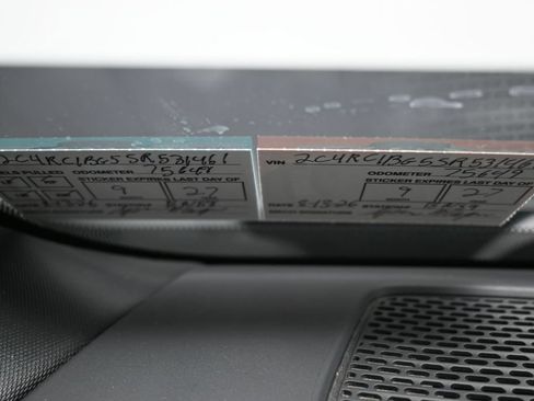 Used 2025 Chrysler Pacifica Select FWD image 11