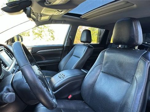Used 2017 Toyota Highlander Limited image 24