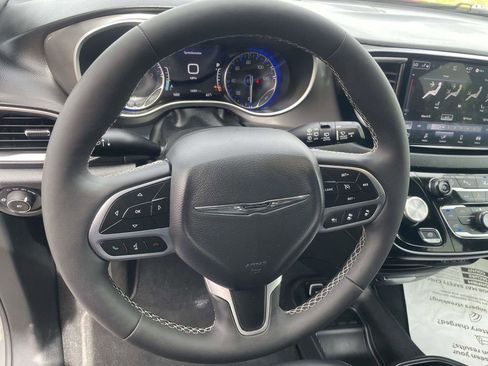 Used 2025 Chrysler Pacifica Select FWD image 15