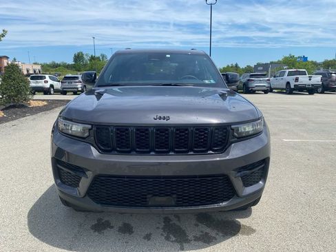 Used 2023 Jeep Grand Cherokee Altitude AWD/4WD image 6
