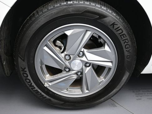 Used 2025 Hyundai Elantra SE FWD image 12