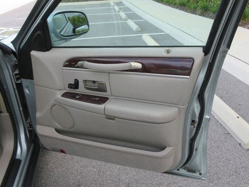 Used 2007 Lincoln Town Car Signature RWD image 25