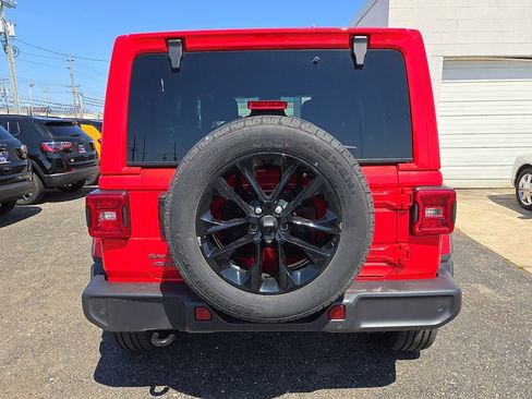 Used 2025 Jeep Wrangler Unlimited Sahara w/ Safety Group image 5