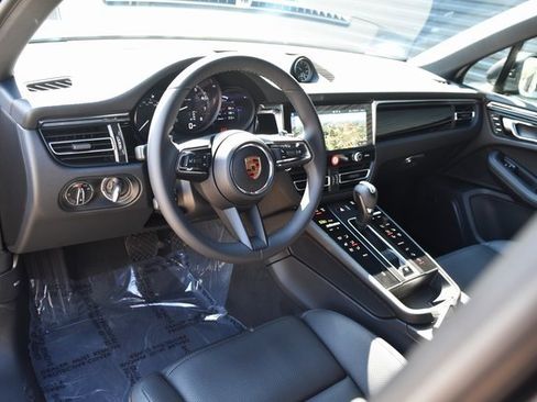 Certified 2025 Porsche Macan image 4