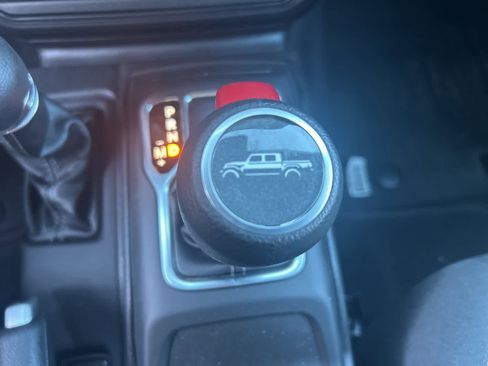 Used 2025 Jeep Gladiator Sport image 39