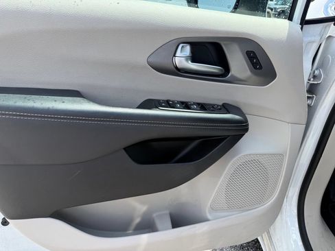 Used 2023 Chrysler Pacifica Touring-L FWD image 5